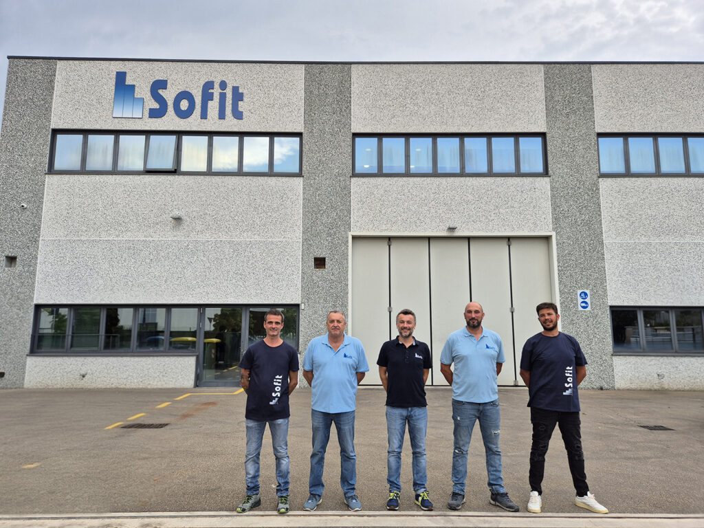 Team Sofit davanti alla nuova sede di Scandiano in occasione del 25° anniversario
